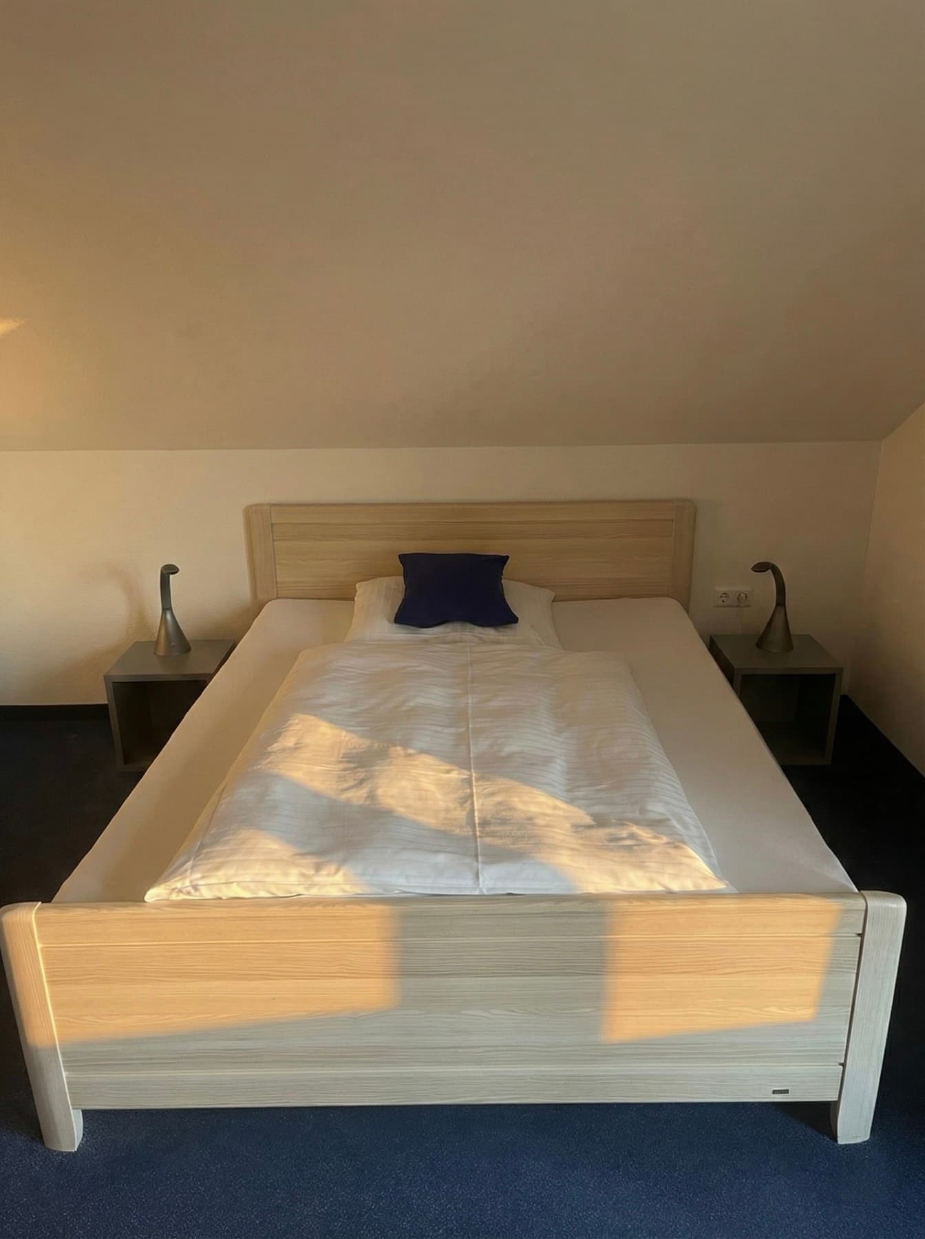 Einzelbett mit Nachttischen