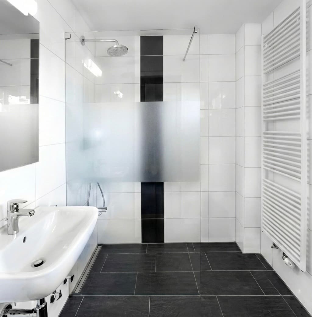 Badezimmer mit ebenerdiger Dusche