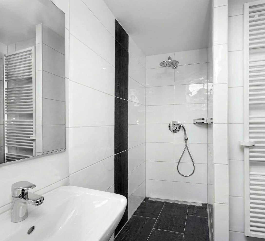 Badezimmer mit ebenerdiger Dusche