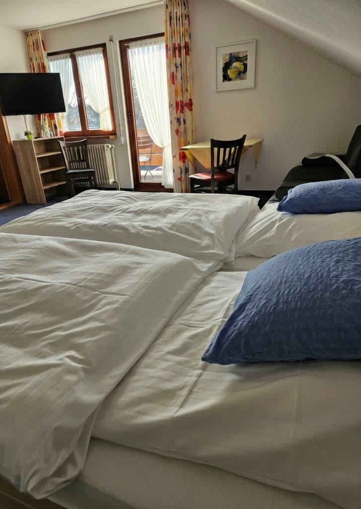 Familienzimmer mit blauen Kissen