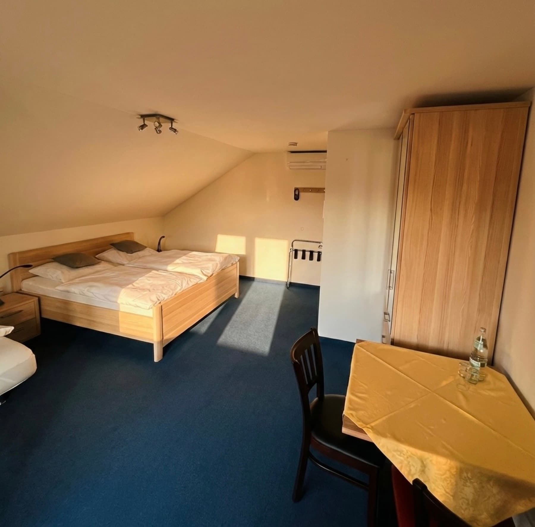 Zimmer mit Schreibtisch und Schrank